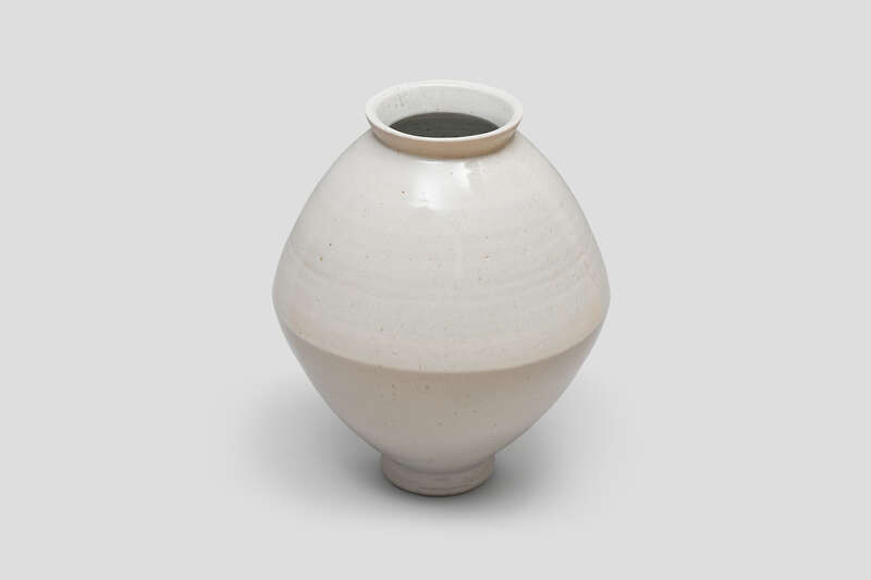 Objektabbildung zoomen Große Vase in Form von zwei an der breiten Seite aneiandergefügten Kegeln, die sich nach unten und nach oben verjüngen.