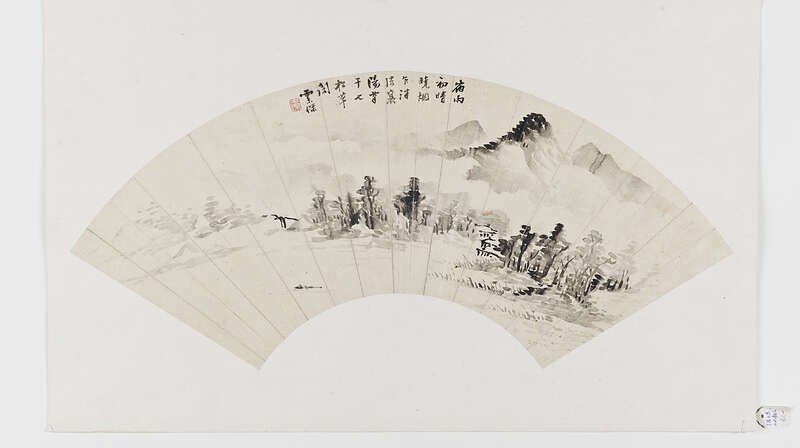 Objektabbildung zoomen Tuschemalerei auf Papier in Form eines Fächers. Dargestellt ist ist eine Landschaft.