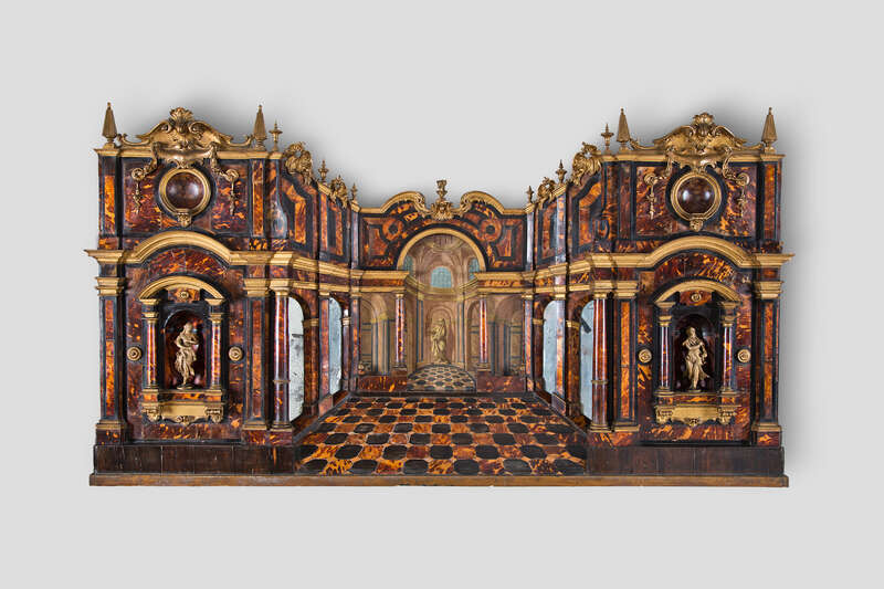 Objektabbildung zoomen Modell eines großen hufeisenförmigen Festsaals mit doppelgeschossigem Aufbau aus Holz, Bronze, Schildpatt, Spiegelglas und Elfenbein. 