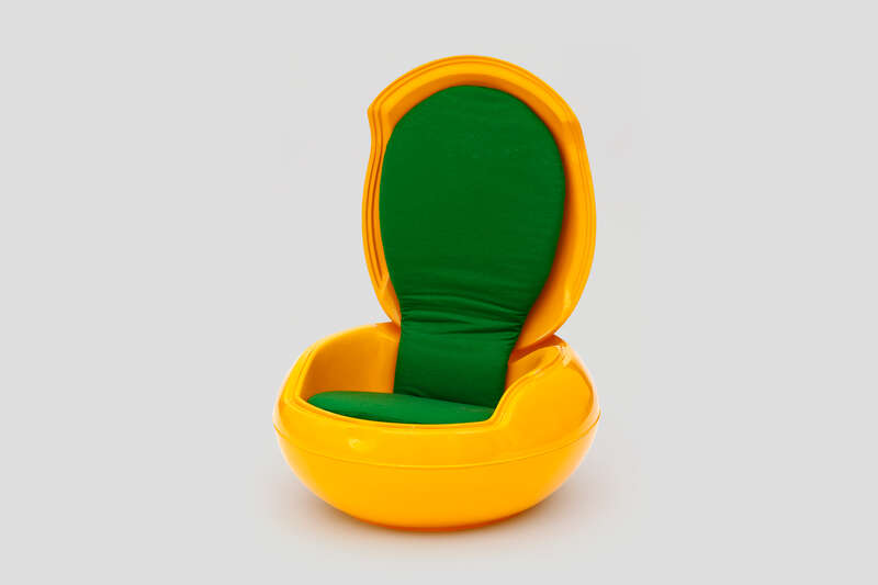 Objektabbildung zoomen Gartenei, ein aufklappbarer Sessel aus Plastik