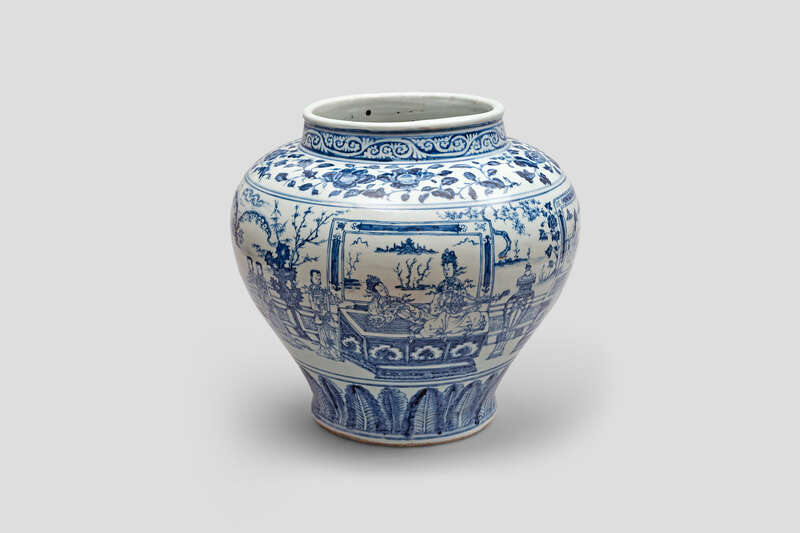 Objektabbildung zoomen Große Vase aus Blau-Weiß-Porzellan mit figürlicher Malerei, die Szenen aus dem Leben chinesischer Hofdamen darstellt.