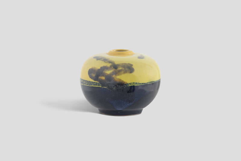 Zoom image for the object Kugelige Vase mit abgeflachter Schulter und rund profilierter kleiner Mündung