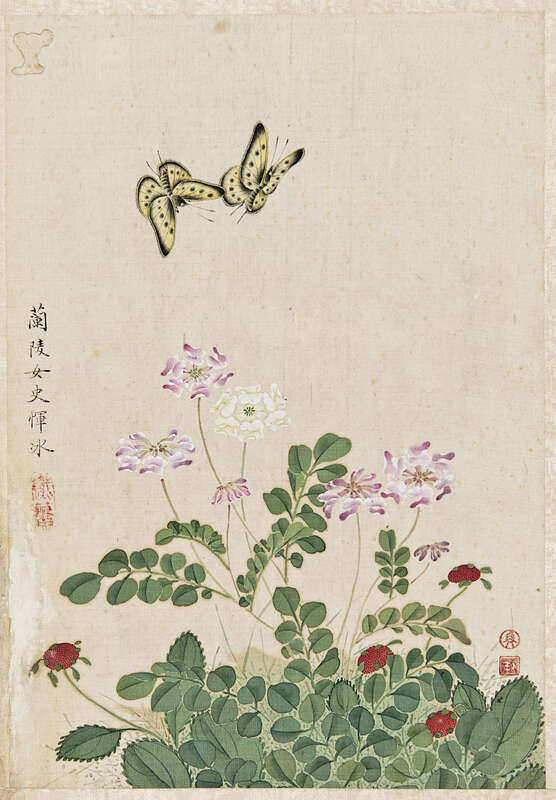 Objektabbildung zoomen Tuschemalerei auf Seide im Hochformat. Dargestellt sind Blumen und Schmetterlinge.