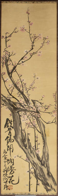 Objektabbildung zoomen Tuschemalerei auf Papier im Hochformat. Dargestellt sind Pfirsichblüten.