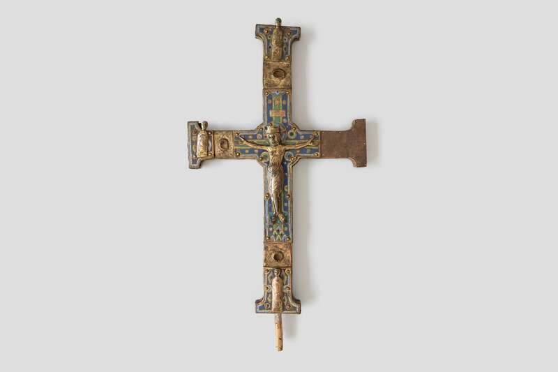 Zoom image for the object Vortragekreuz mit emailliertem Kupferbeschlag und bronzener Christusfigur.