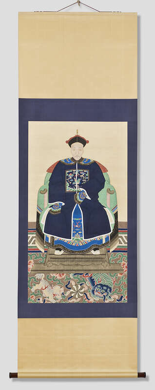 Objektabbildung zoomen Rollbild mit Tuschemalerei auf Seide in langem Hochformat. Dargestellt ist ein chinesischer Hofbeamter. 
