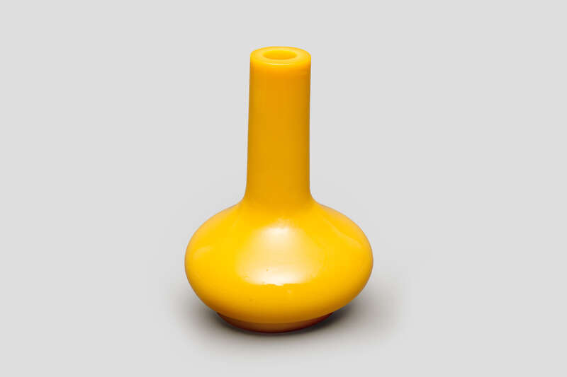Objektabbildung zoomen Gelbe Vase mit gedrücktem Kugelkörper und schlankem, langem Hals.