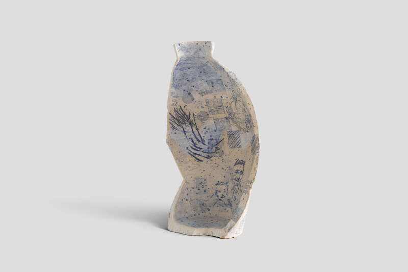 Objektabbildung zoomen Bemalte Steinzeug-Skulptur, die aussieht wie die Innenseite einer aufgeschnittenen Vase.