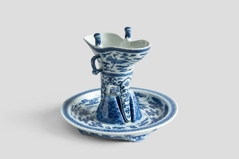 Objektabbildung zoomen Jue mit Standteller aus Blau-Weiß-Porzellan, bemalt mit Kranichen und Ornamenten