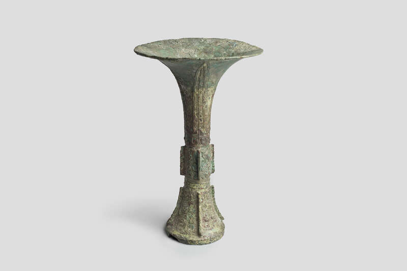 Objektabbildung zoomen Bronzegefäß mit trompetenförmigen Ausguss und Patina.