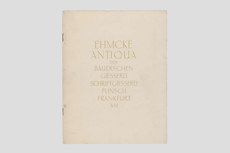 Objektabbildung zoomen Aufsicht auf eine Broschüre mit Kartonumschlag und goldener Aufschrift: "Ehmcke Antiqua"