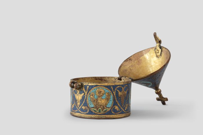 Objektabbildung zoomen Die Pyxis mit geöffnetem Deckel