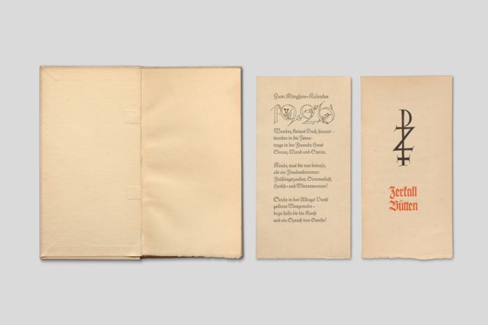 Zoom image for the object Aufsicht auf das aufgeschlagene Kalenderbuch, daneben zwei Blatt Einlagen