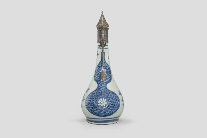 Zoom image for the object Die Flasche mit Haltegriff nach vorne.