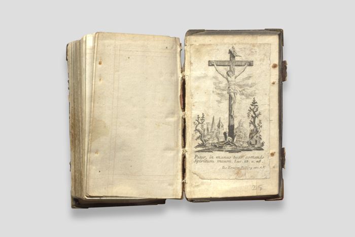 Objektabbildung zoomen Letzte Seite des Gebetbuchs mit Kreuzigungsdarstellung auf der Innenseite des Rückdeckels