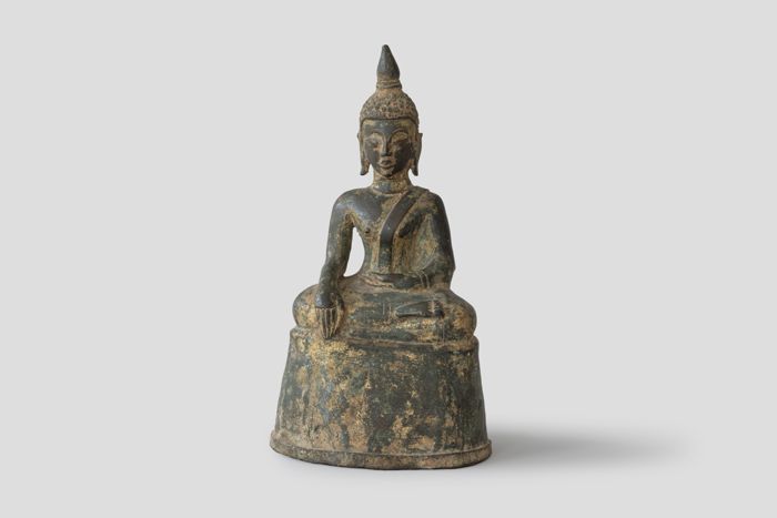 Zoom image for the object Frontale Ansicht der sitzenden Buddhafigur