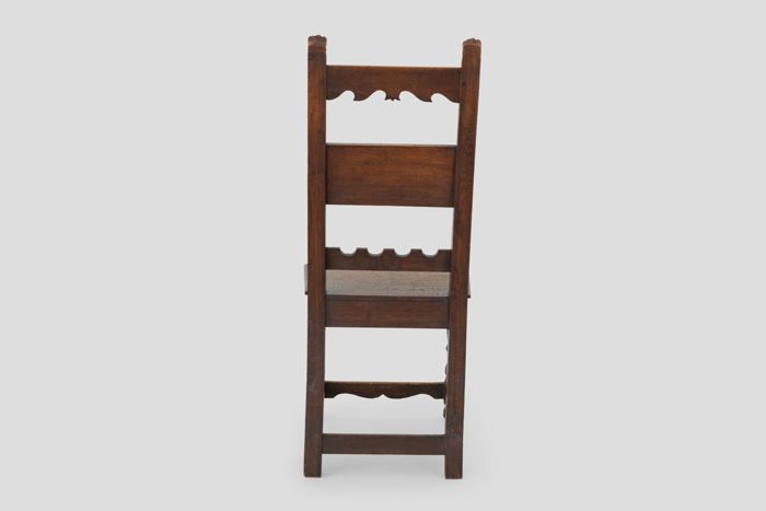 Objektabbildung zoomen Der Holzstuhl von hinten