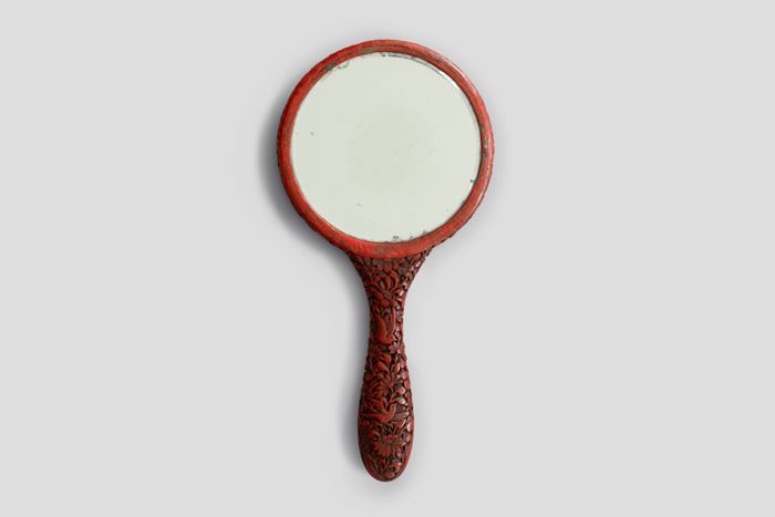 Zoom image for the object Aufsicht auf den Handspiegel aus Schnitzlack