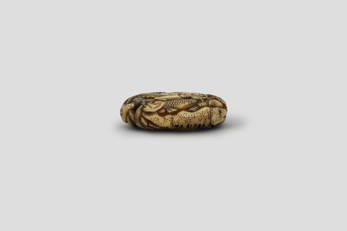 Objektabbildung zoomen Die andere Seite des Netsuke von vorne.