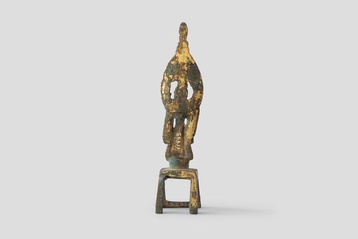 Objektabbildung zoomen Die stehende Buddhafigur um 180 Grad gedreht