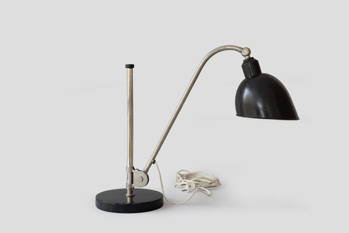 Objektabbildung zoomen Seitliche Ansicht der Lampe mit geneigtem Kopf