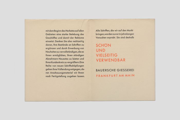 Zoom image for the object Aufgeschlagener Prospekt mit fortgeführtem Text: "mit dem Beginn des Herbstes auf allen Gebieten eine starke Belebung des Geschäftes und damit der Reklame einsetzt." Der weitere Text bewirbt die Schriften der Bauerschen Gießerei Frankfurt am Main. Dazu ein rot abgesetzter Schriftsatz "Schön und vielseitig verwendbar"