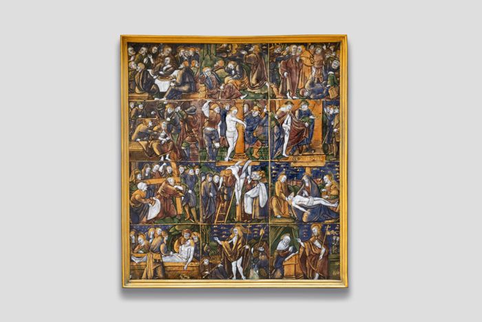 Objektabbildung zoomen Frontale Ansicht der Bildplatte, die Szenen der Passion Christi dargestellt. Von links oben: Abendmahl, Garten Gethsemane, Gefangennahme, Dornenkrönung, Geißelung, Ecce Homo, Kreuztragung, Kreuzabnahme, Beweinung, Grablegung, Auferstehung, Christus erscheint Maria.