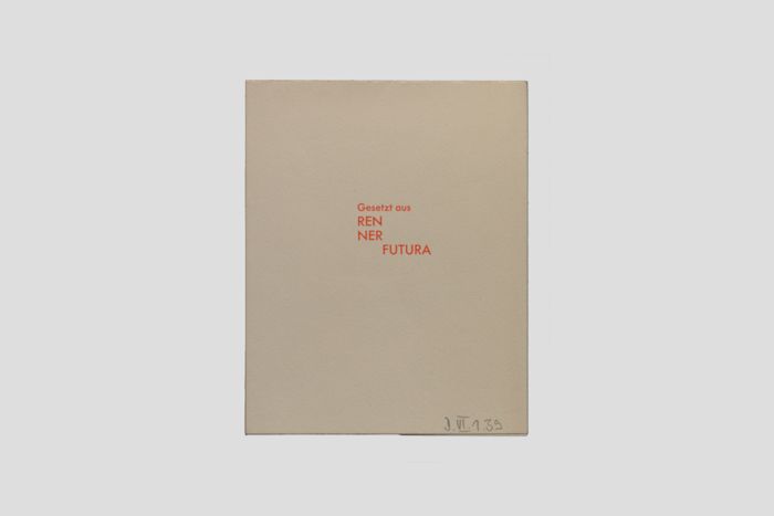 Zoom image for the object Rückseite des geschlossenen Prospekts mit einem roten Schriftzug: Gesetzt aus Renner Futura