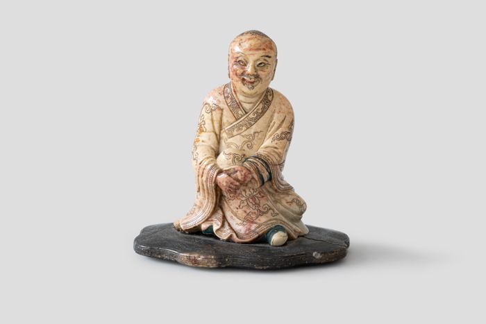 Objektabbildung zoomen Frontale Ansicht der Luohan-Figurine