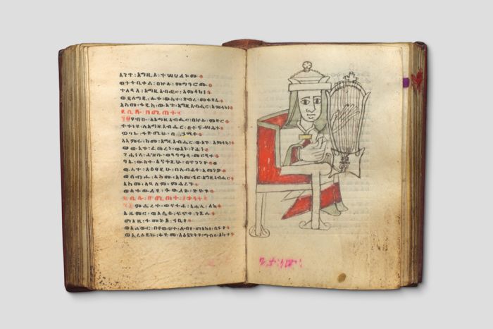 Objektabbildung zoomen Doppelseite der Handschrfit mit Darstellung Davids auf der rechen und Text auf Altäthiopisch auf der linken Seite