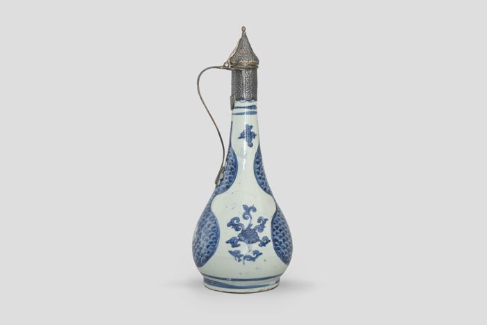 Zoom image for the object Die Flasche mit Haltegriff nach links.