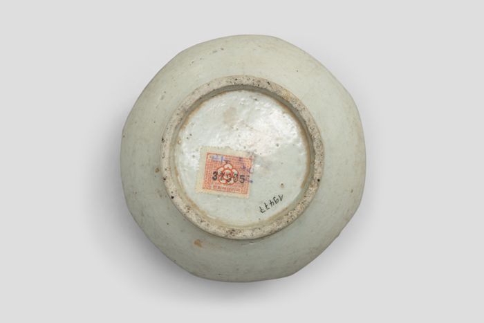 Zoom image for the object Unterseite der Vase mit Aufkleber