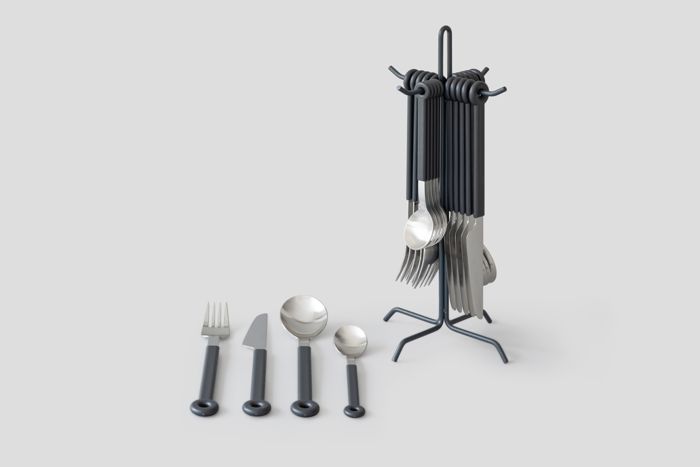 Objektabbildung zoomen Die Besteckgarnitur am Ständer mit einem ausgelegten Set aus Gabel, Messer, Suppenlöffel und Dessertlöffel am Boden