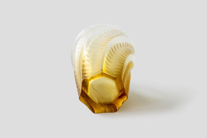 Objektabbildung zoomen Der Boden des Glases mit Signatur R. Lalique