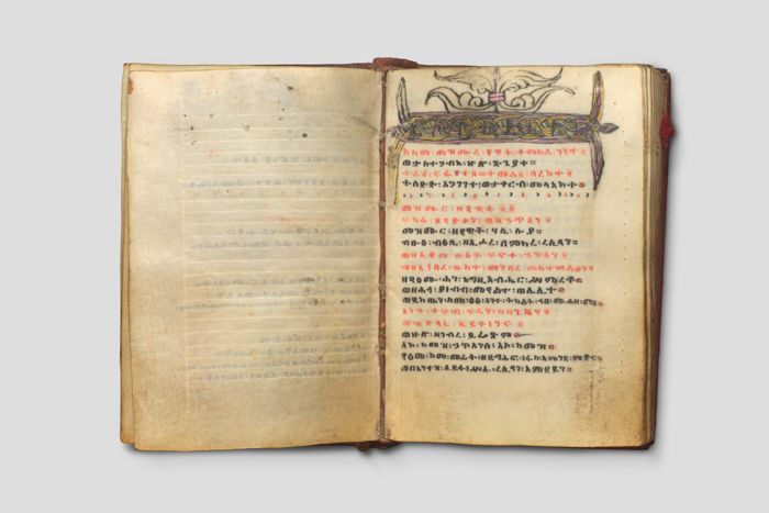 Objektabbildung zoomen Aufgeschlagene Handschrift mit Text auf Altäthiopisch auf der rechten Seite