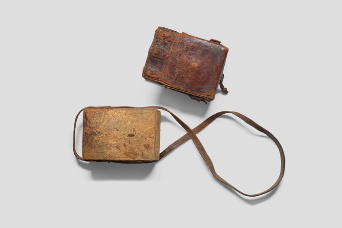 Objektabbildung zoomen Inneneinband der Handschrift, daneben die Lederhülle