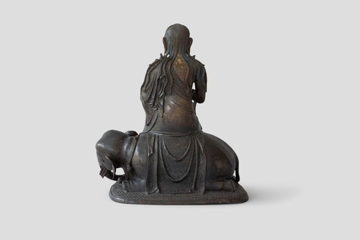 Zoom image for the object Die Buddhafigur um 180 Grad gedreht
