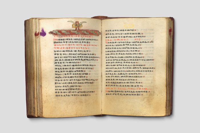 Objektabbildung zoomen Weitere Doppelseite der Handschrift mit Stoffmarkierungen als Lesezeichen auf der linken Seite