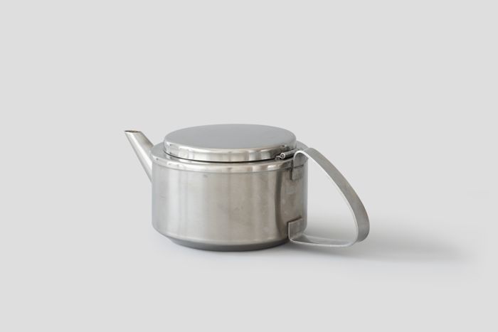 Objektabbildung zoomen Leicht schräge Ansicht der Kanne mit Blick auf den Henkel