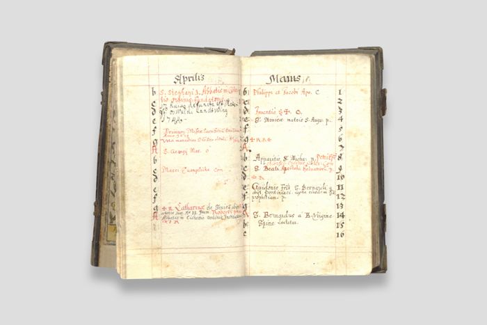 Objektabbildung zoomen Doppelseite des Gebetbuchs mit Kalender für April und Mai