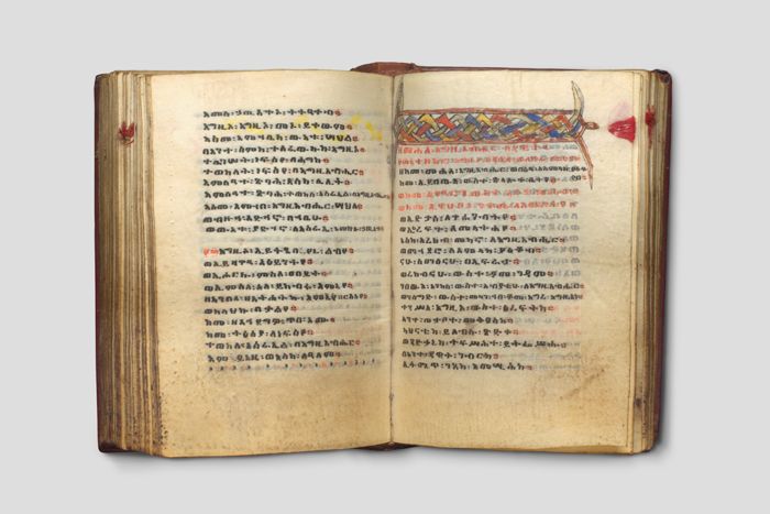 Objektabbildung zoomen Weitere Doppelseite der Handschrift mit Stoffmarkierungen als Lesezeichen und Ornament auf der rechten Seite