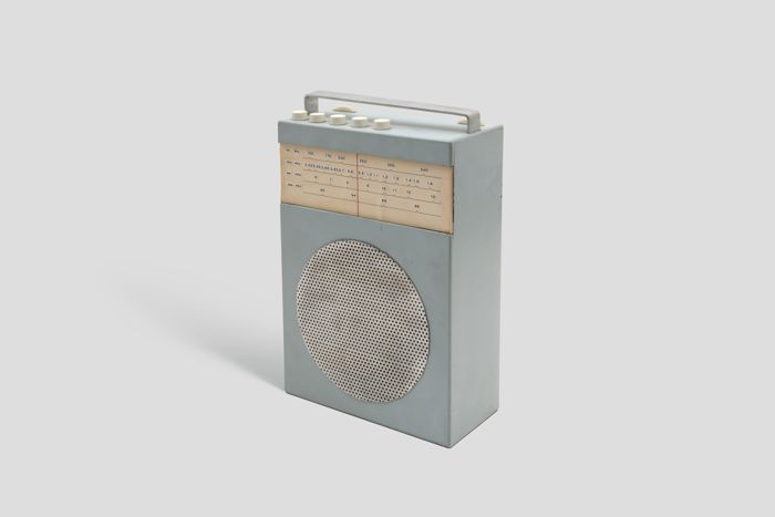 Objektabbildung zoomen Schrägansicht des Modells für ein tragbares Radio