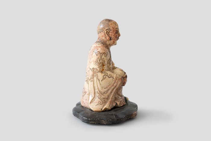 Objektabbildung zoomen Die Figurine um weitere 90 Grad nach rechts gedreht