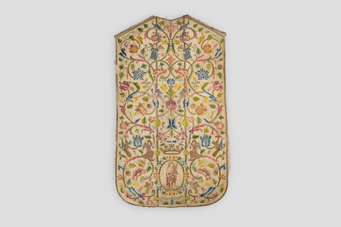 Zoom image for the object Die Rückseite der Kasel mit ähnlichem Dekor