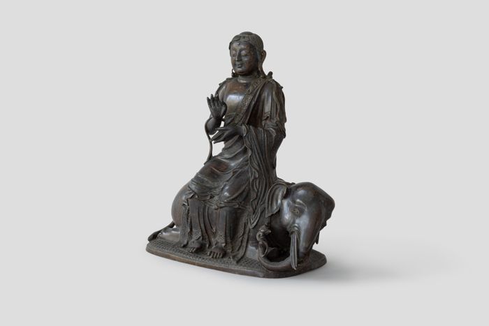Zoom image for the object Die Buddhafigur um 45 Grad nach rechts gedreht