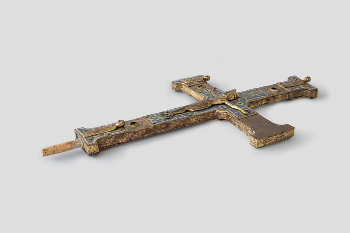 Objektabbildung zoomen Das Vortragekreuz liegend von der rechten Seite aufgenommen.