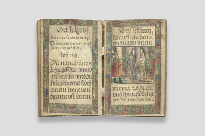 Objektabbildung zoomen Weitere Doppelseite mit Text und Bild zur Geißelung Christi
