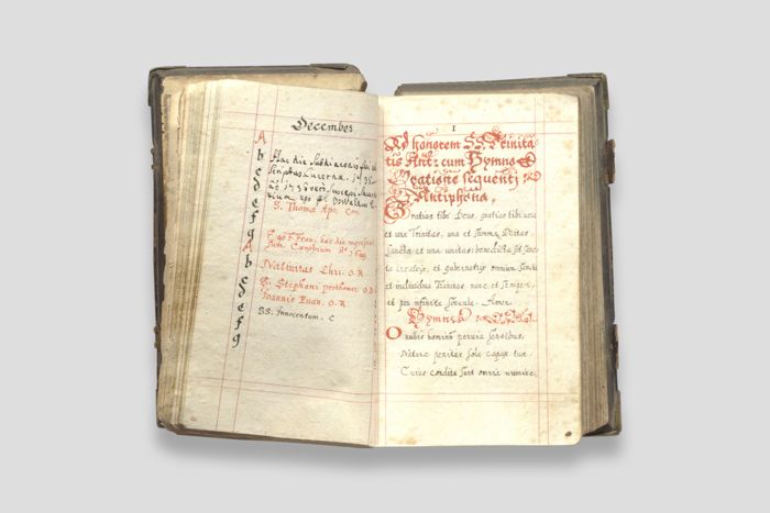 Objektabbildung zoomen Doppelseite des Gebetbuchs mit Kalender für Dezember links und lateinischem Text auf der rechten Seite