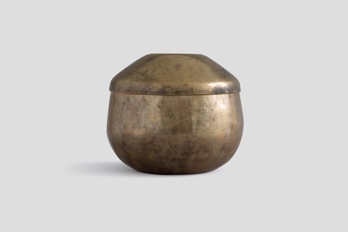 Zoom image for the object Die Deckelschale streng frontal aufgenommen.