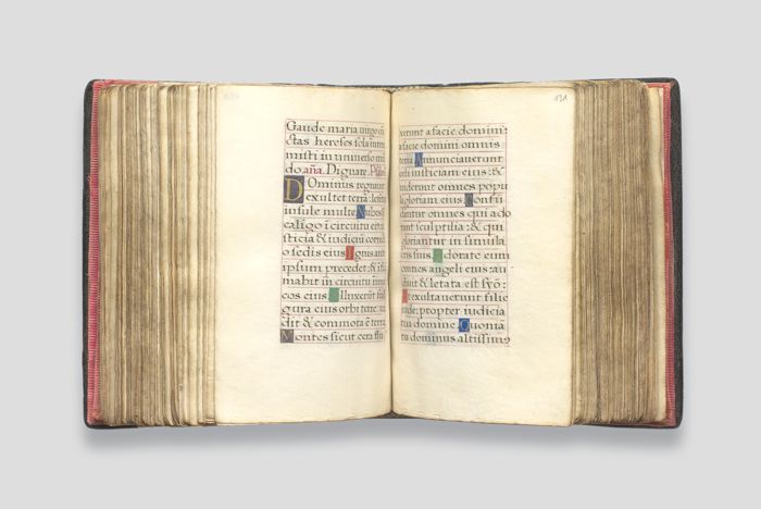 Objektabbildung zoomen Folio 131 des aufgeschlagenen Stundenbuchs.